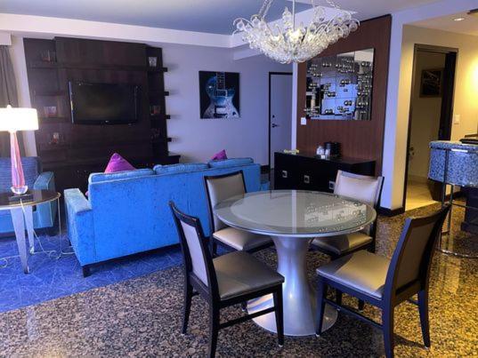 Hard Rock Hotel & Casino Biloxi Exterior foto A living room in a suite at the MGM Grand